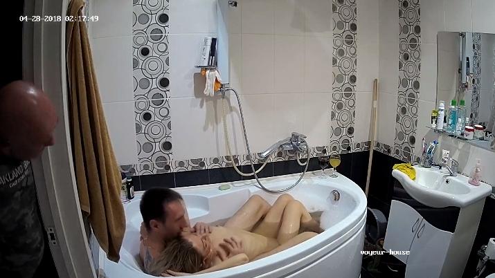 Betty Rick and new friend bathtime in Bathroom at Voyeur House HD videos